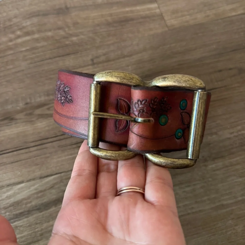 Vtg Y2k tooled brown leather belt brass buckle